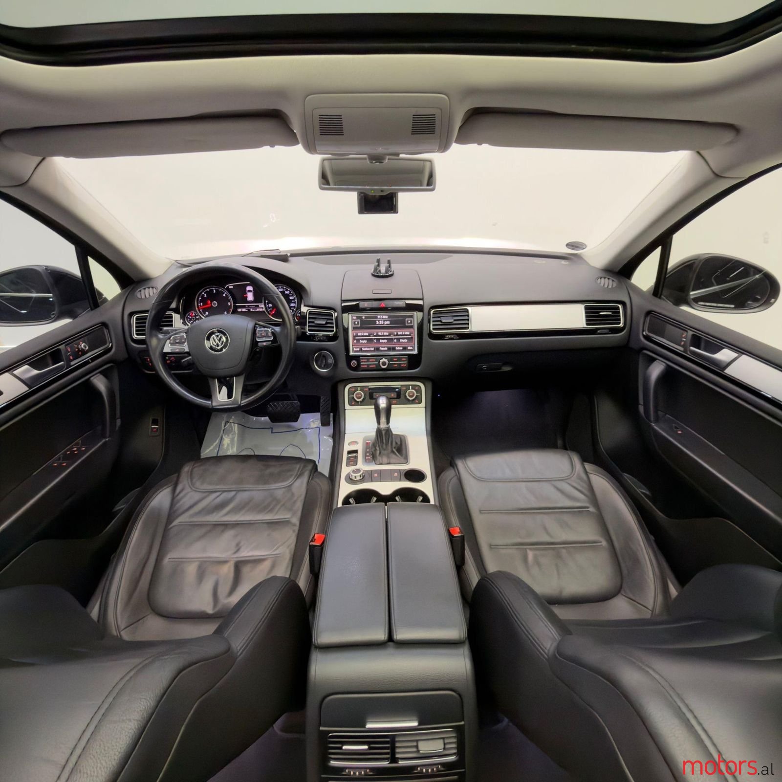 2014' Volkswagen Touareg photo #6
