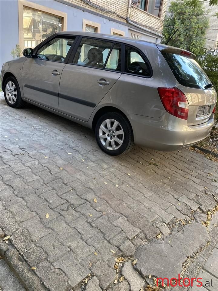 2011' Skoda Fabia photo #3