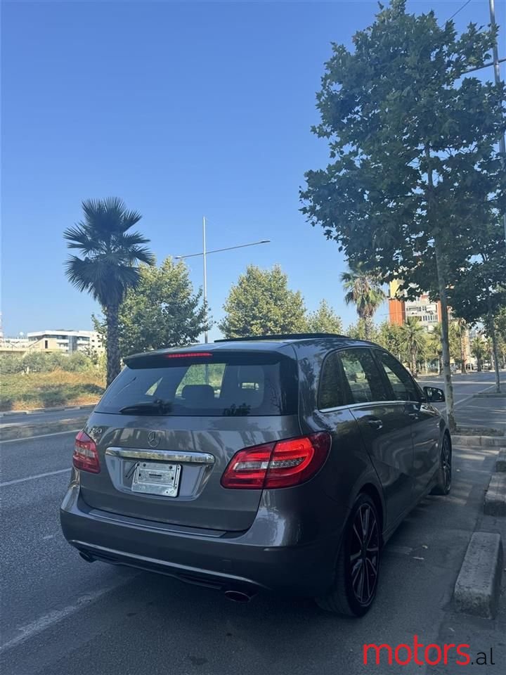 2014' Mercedes-Benz B 250 photo #2
