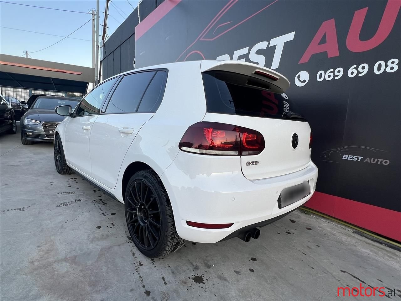 2011' Volkswagen Golf photo #5