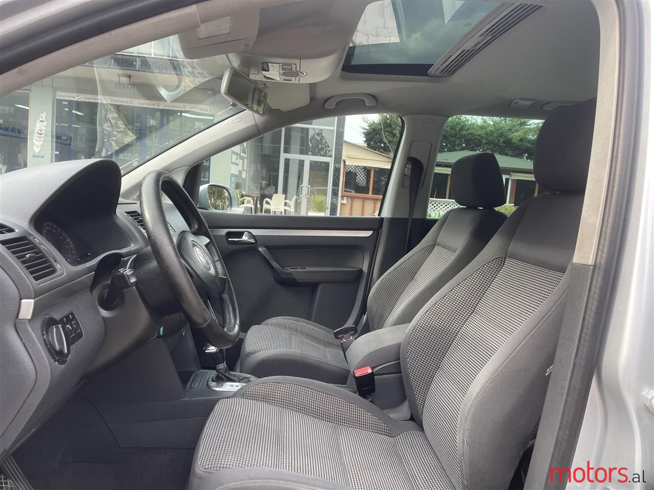 2005' Volkswagen Touran photo #6