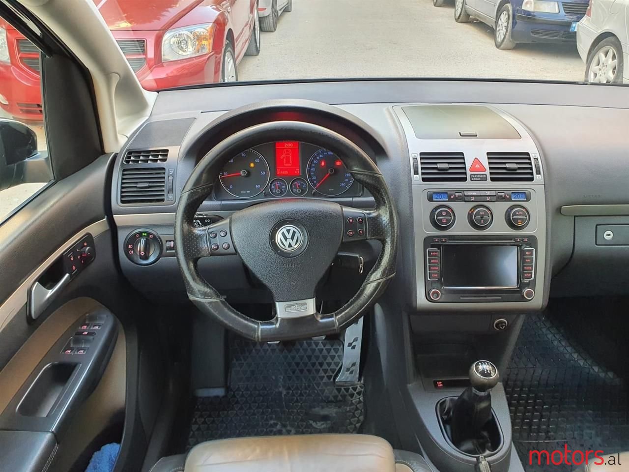 2009' Volkswagen Touran photo #5