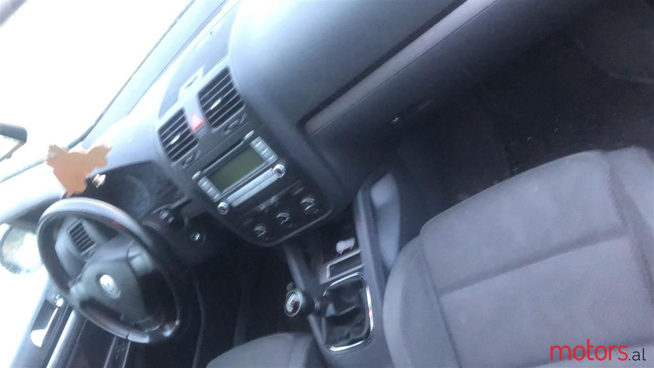 2004' Volkswagen Golf photo #3