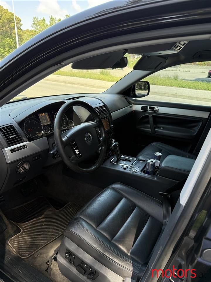 2005' Volkswagen Touareg photo #6