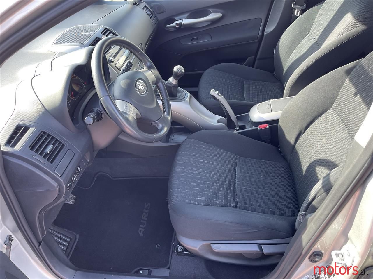 2007' Toyota Auris photo #3