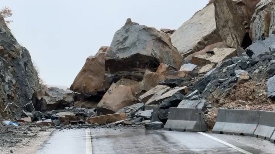 Situatë kritike në Qukës-Qafe Plloçë, shembet një masiv i madh shkëmbor duke bllokuar rrugën! Segmenti 260 milionë euro u inaugurua nga ministrja Balluku e pezulluar nga detyra