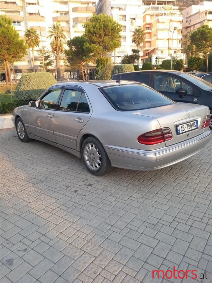 2002' Mercedes-Benz E 220 photo #3