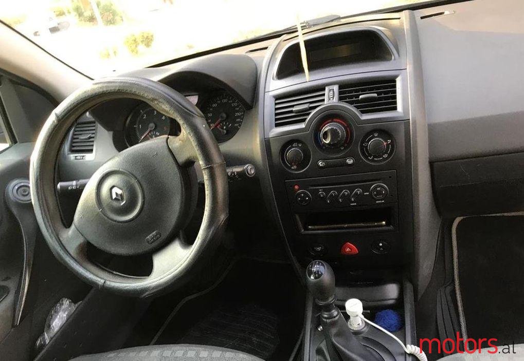 2008' Renault Megane photo #2