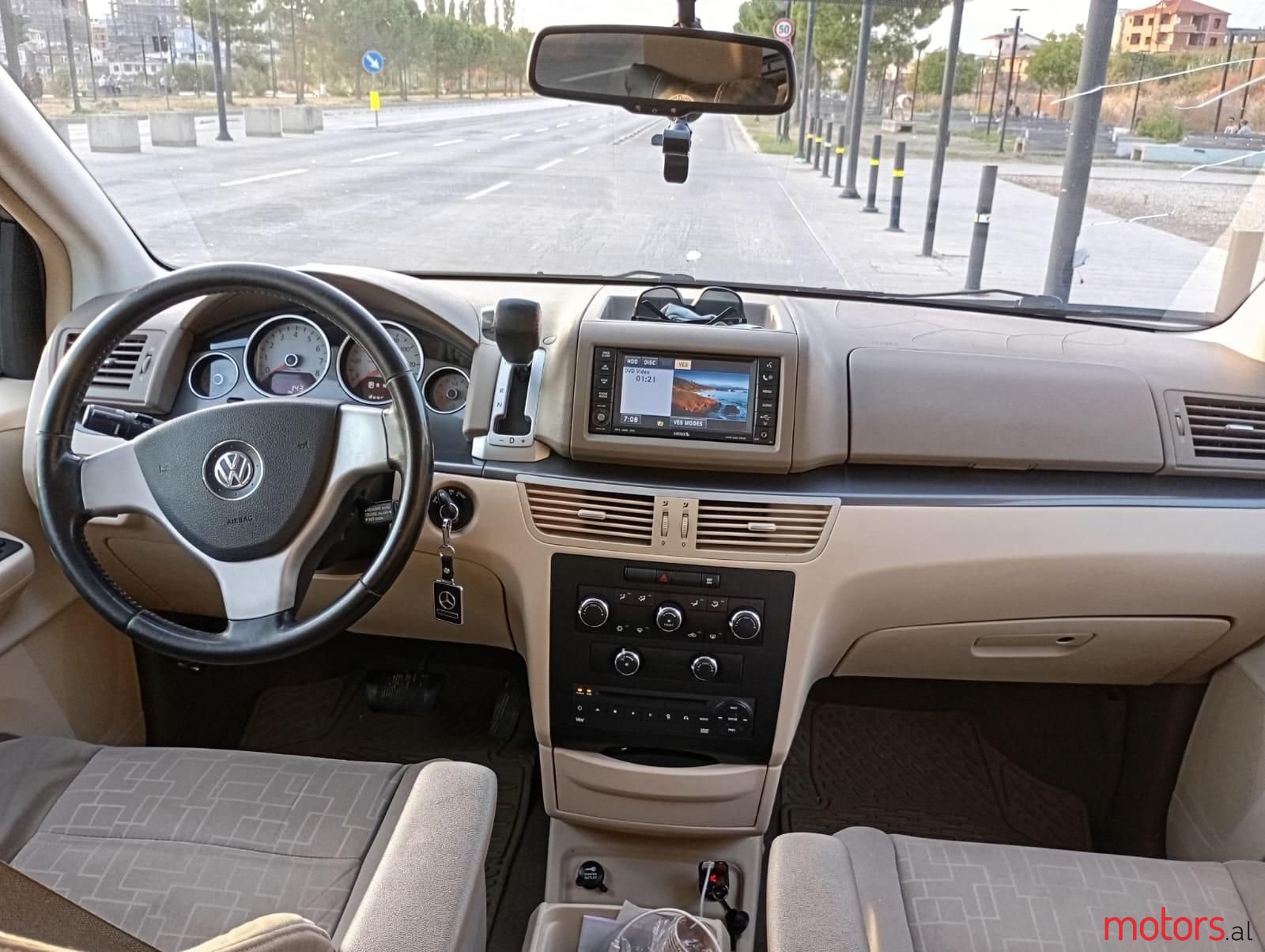2009' Volkswagen Routan photo #6