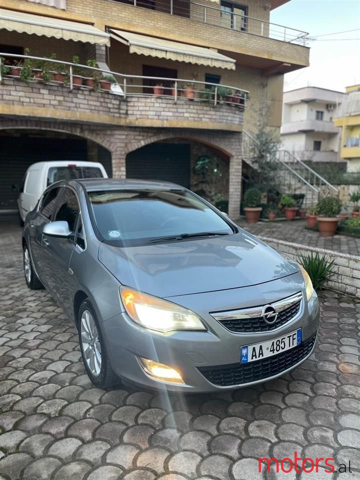 2010' Opel Astra photo #2