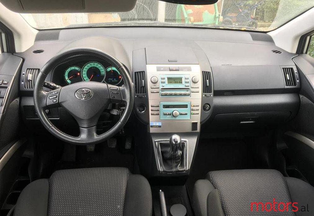 2005' Toyota Corolla Verso photo #2