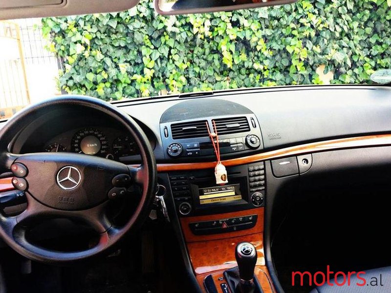 2009' Mercedes-Benz E 200 photo #2