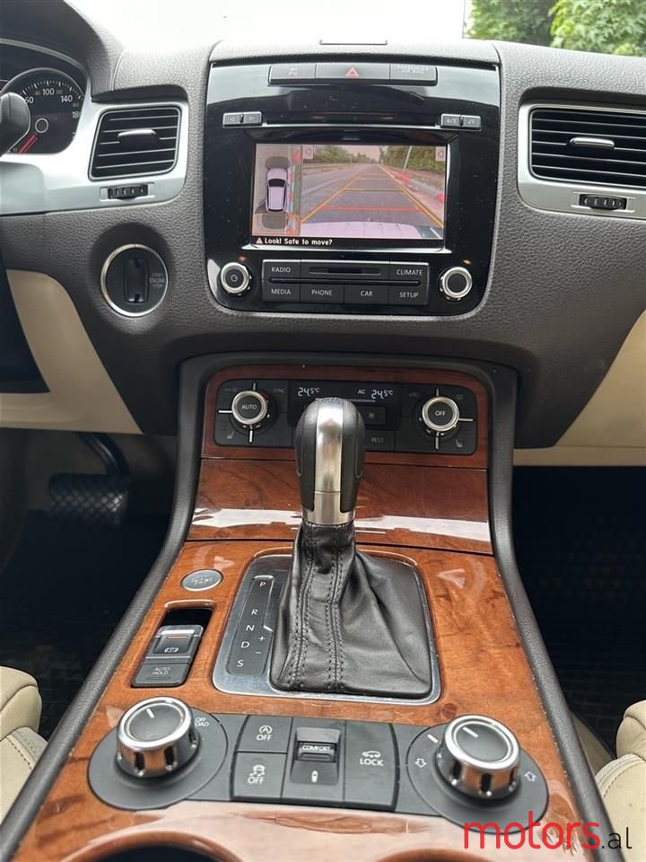 2013' Volkswagen Touareg photo #6