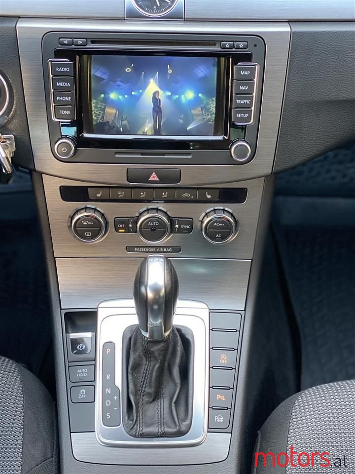 2012' Volkswagen Passat photo #5