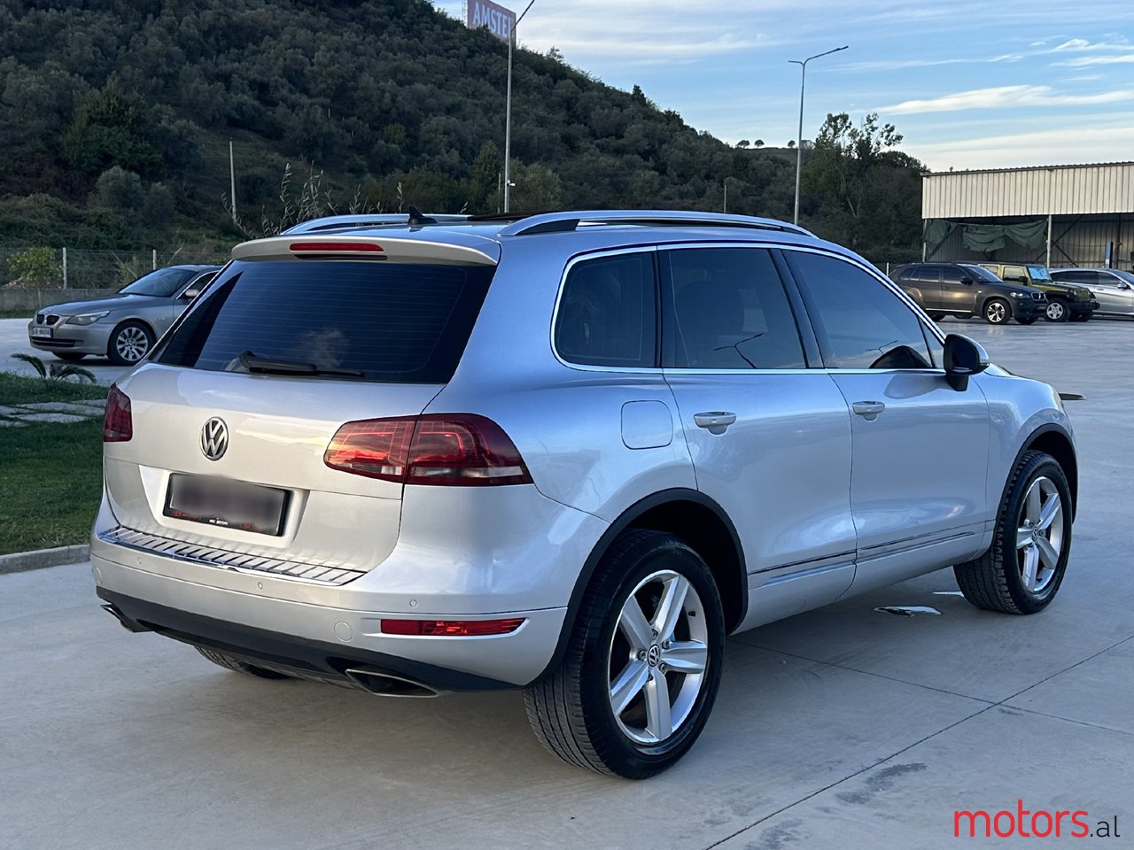 2013' Volkswagen Touareg photo #3