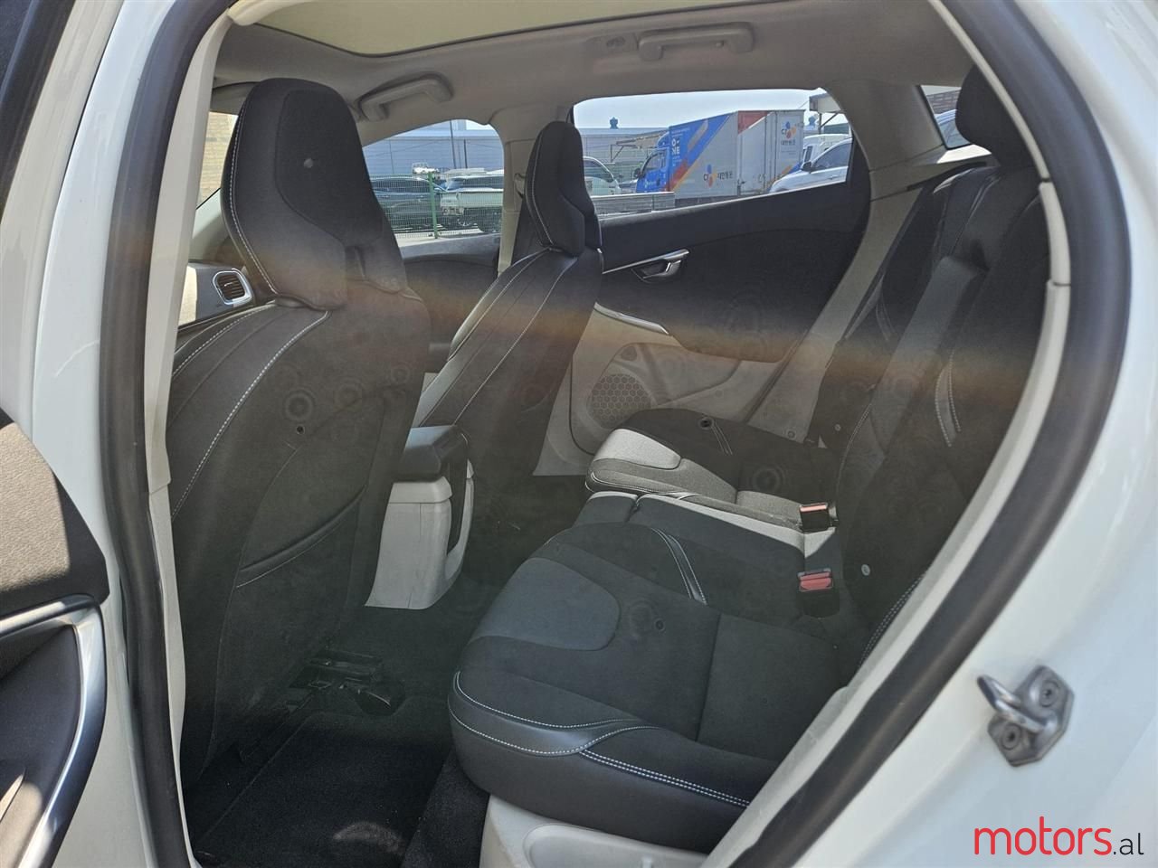 2015' Volvo V40 photo #2