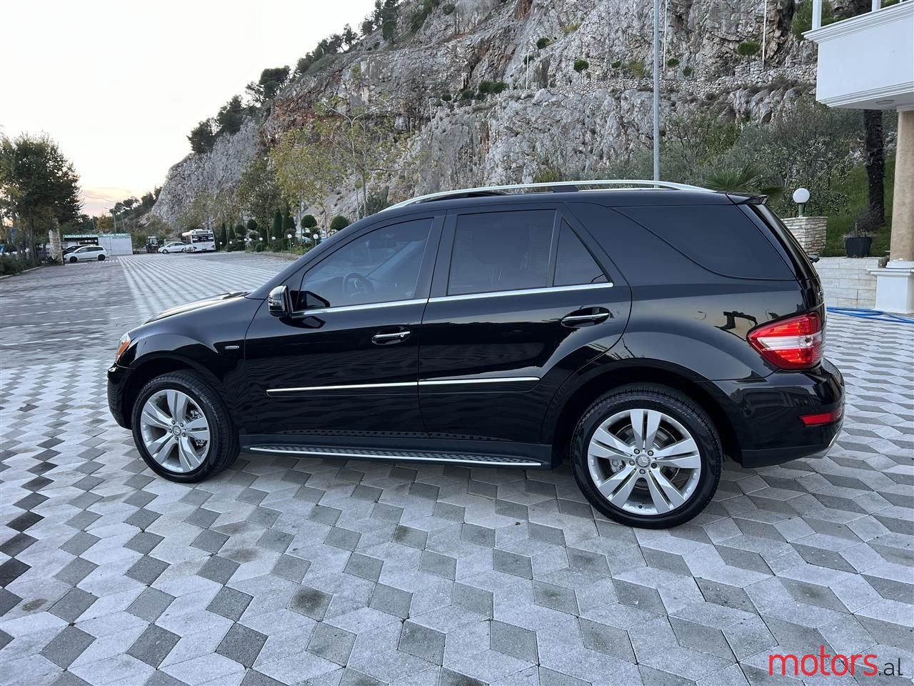 2011' Mercedes-Benz 350 photo #6