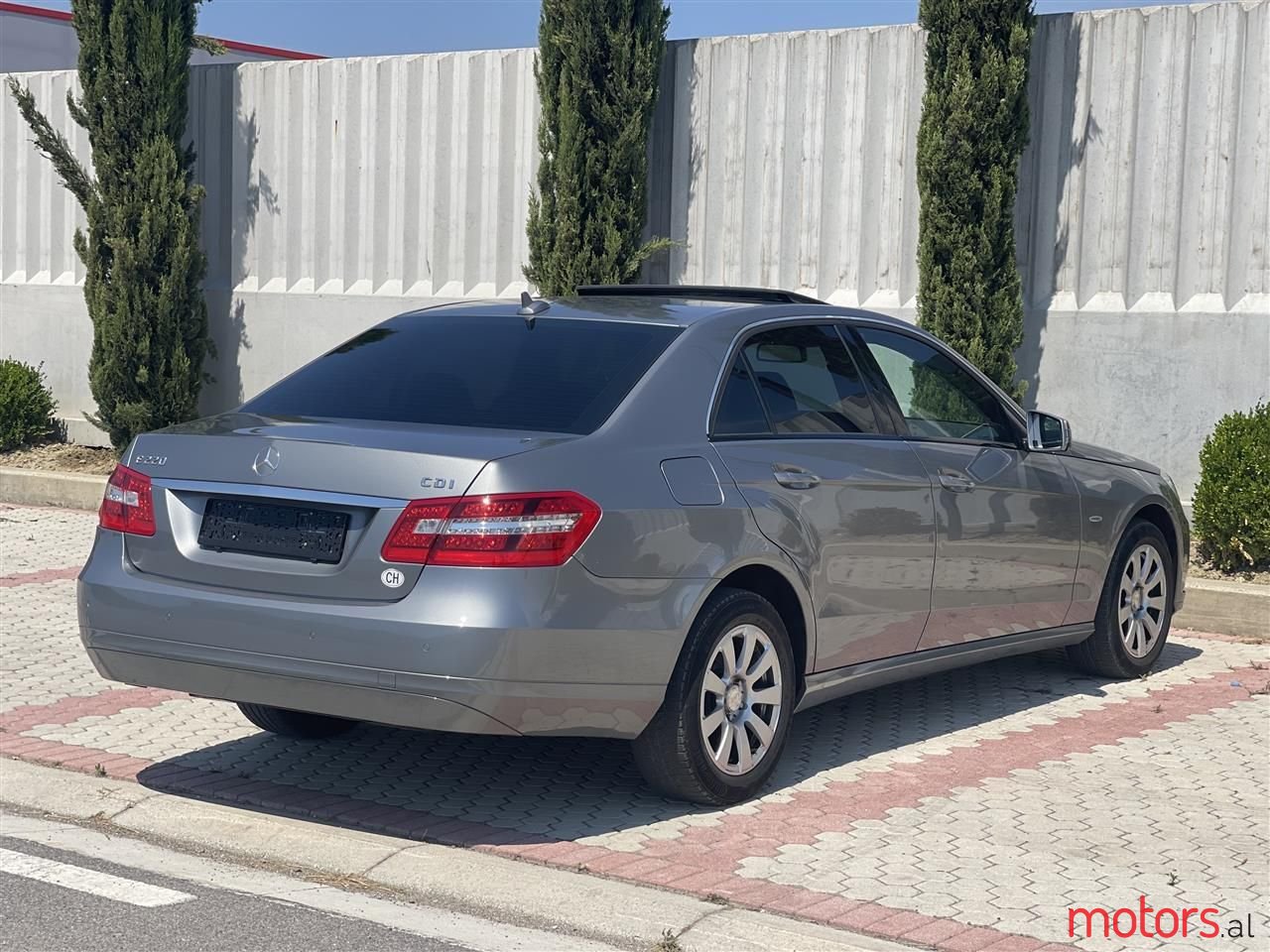 2011' Mercedes-Benz E 220 photo #3