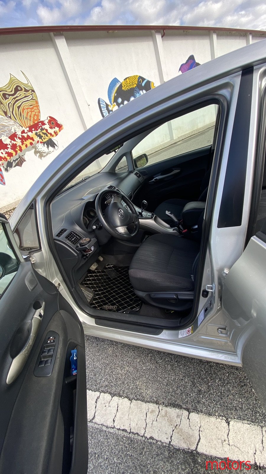 2009' Toyota Auris photo #5