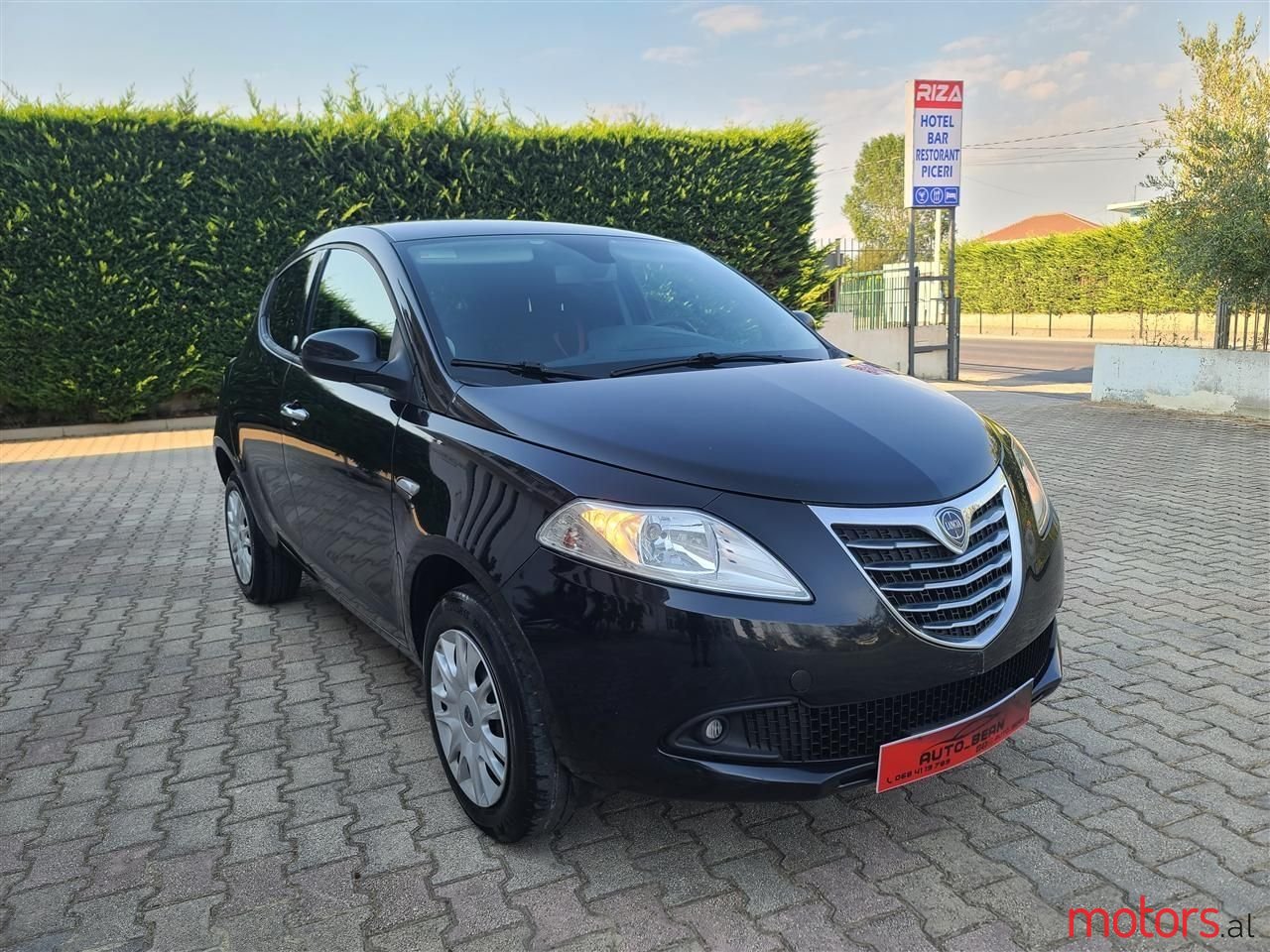 2014' Lancia Ypsilon photo #2