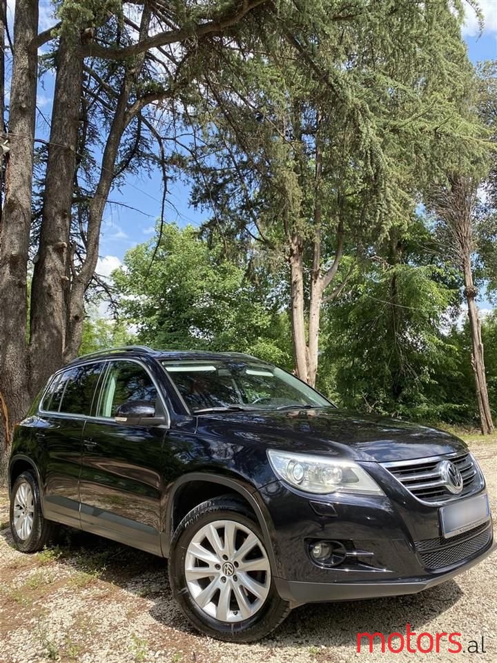 2011' Volkswagen Tiguan photo #2