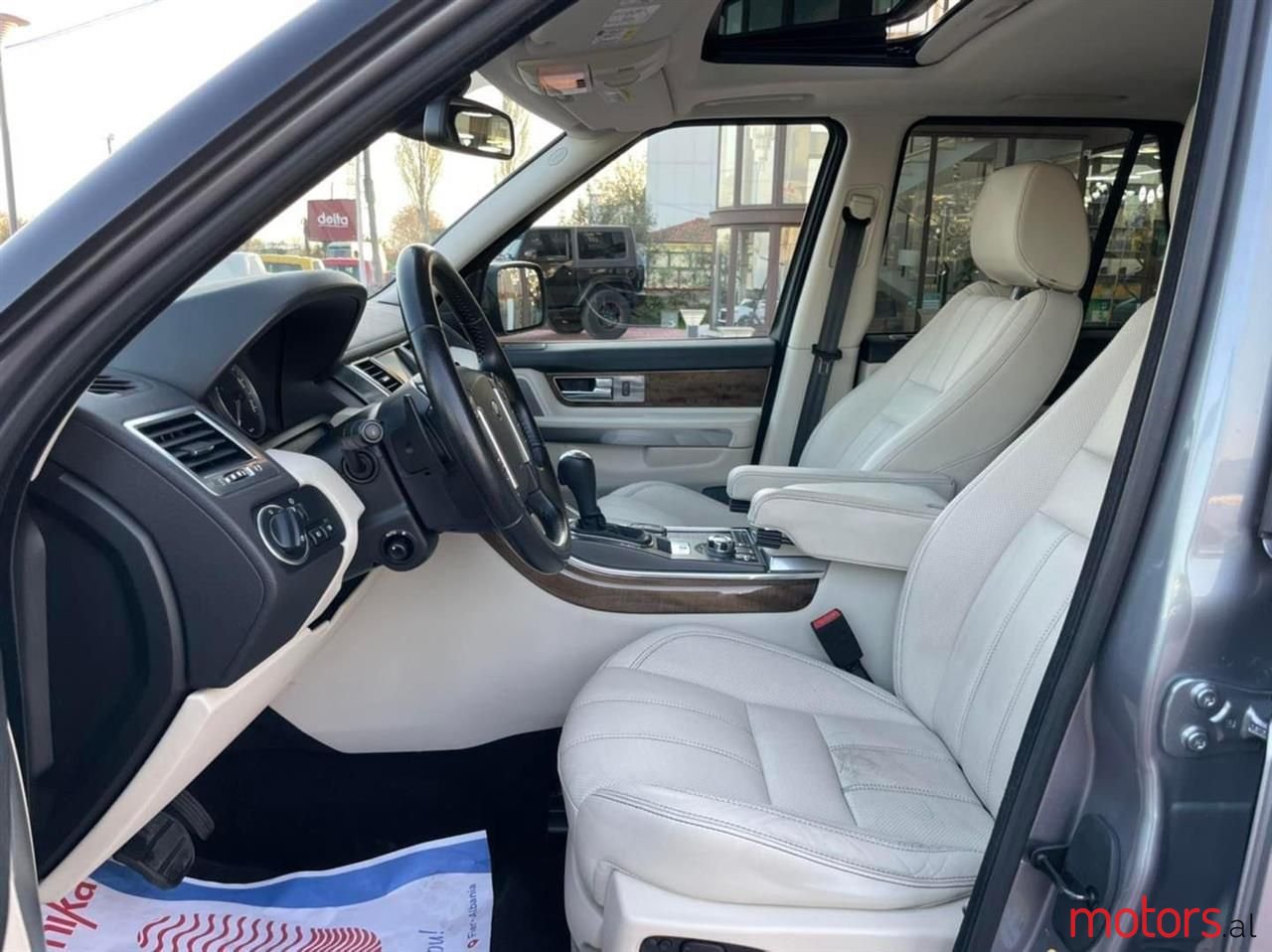 2011' Land Rover Range Rover Sport photo #2