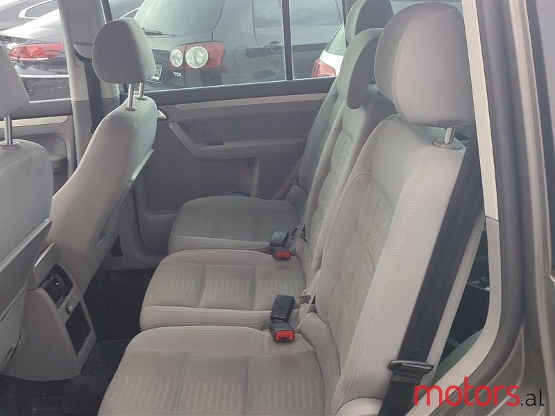 2007' Volkswagen Touran photo #5