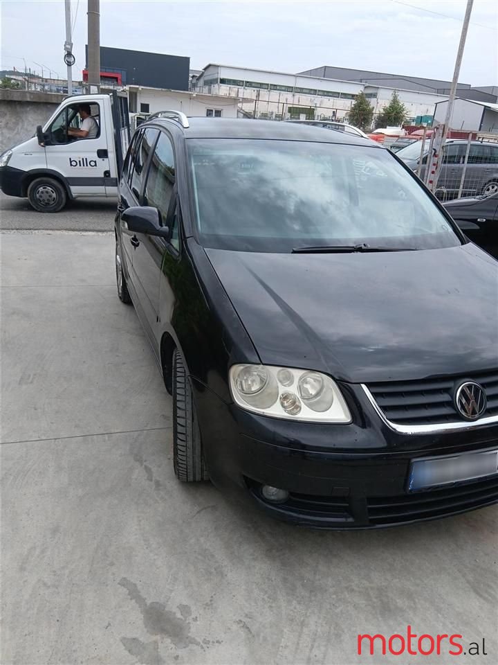 2005' Volkswagen Touran photo #2