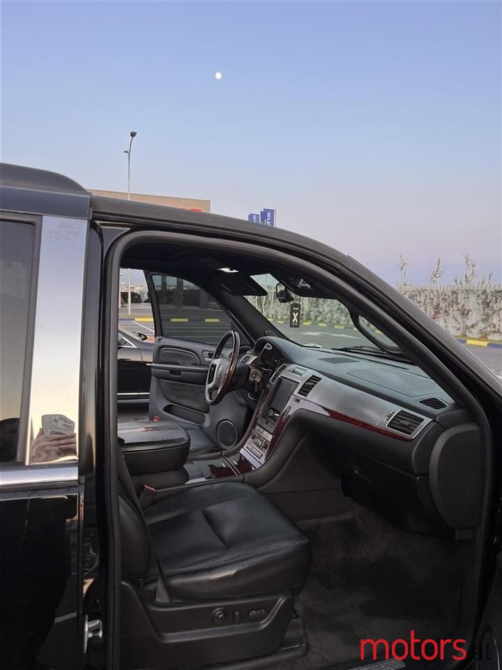 2008' Cadillac Escalade photo #3