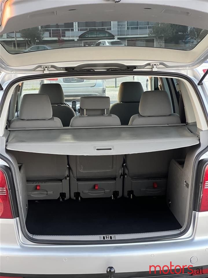 2010' Volkswagen Touran photo #6