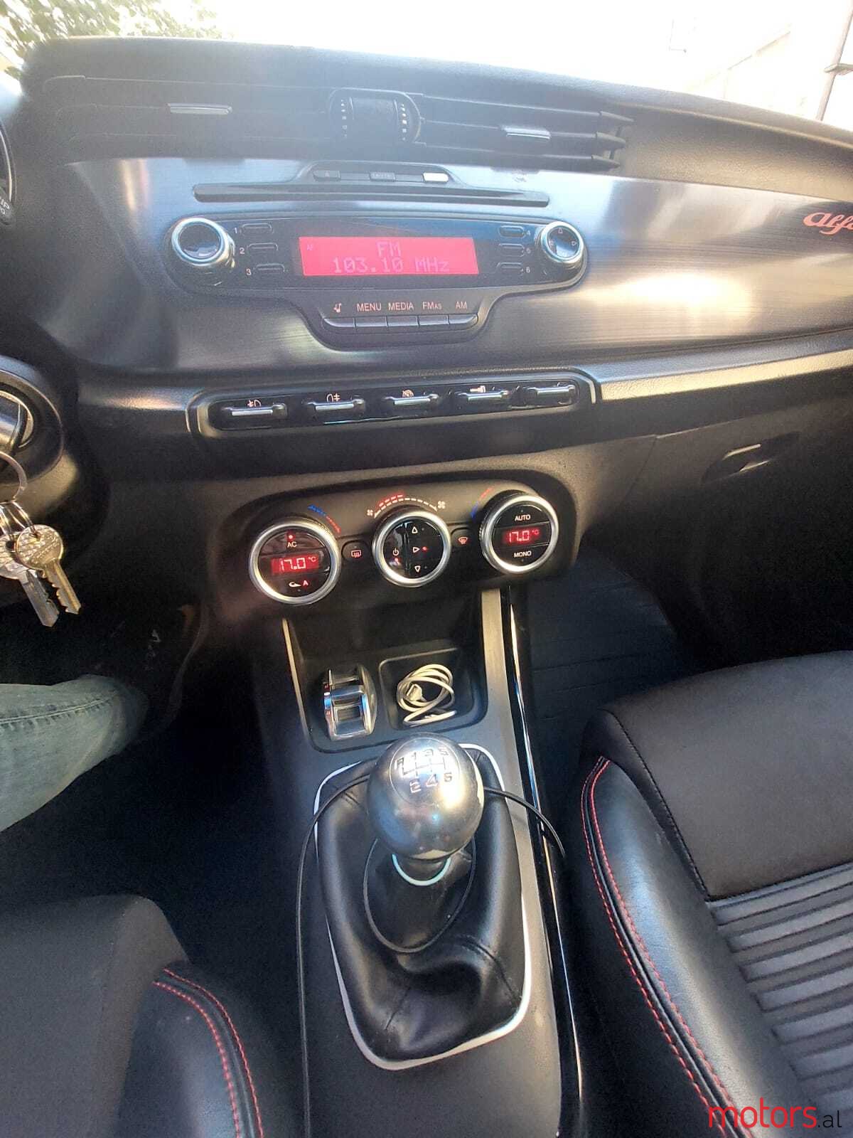 2011' Alfa Romeo Giulietta photo #6