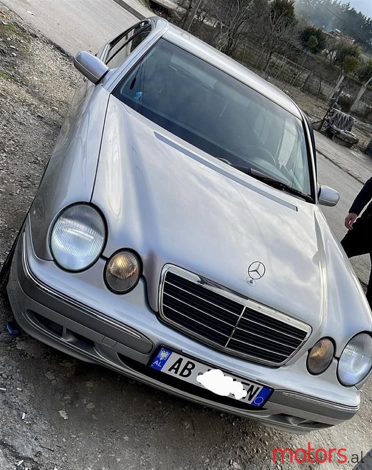 2000' Mercedes-Benz E 220 photo #1