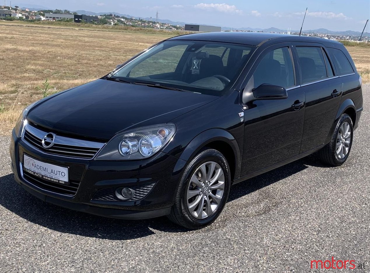 2010' Opel Astra photo #1