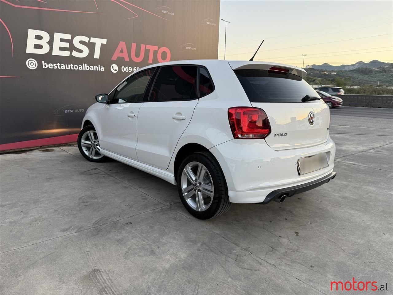 2014' Volkswagen Polo photo #6