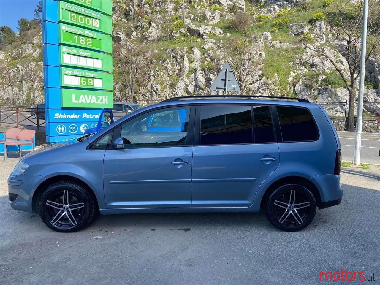2008' Volkswagen Touran photo #2