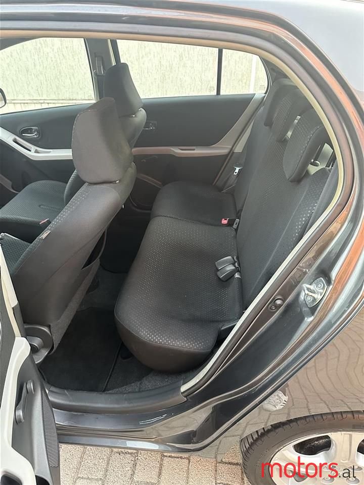 2010' Toyota Yaris photo #2