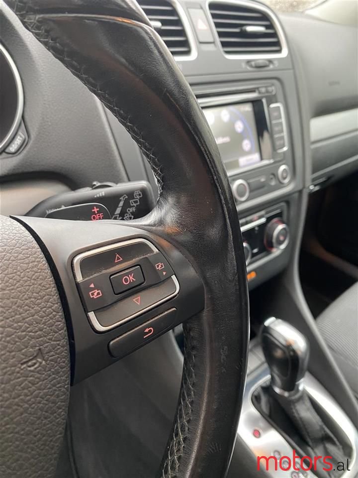 2011' Volkswagen Golf photo #4