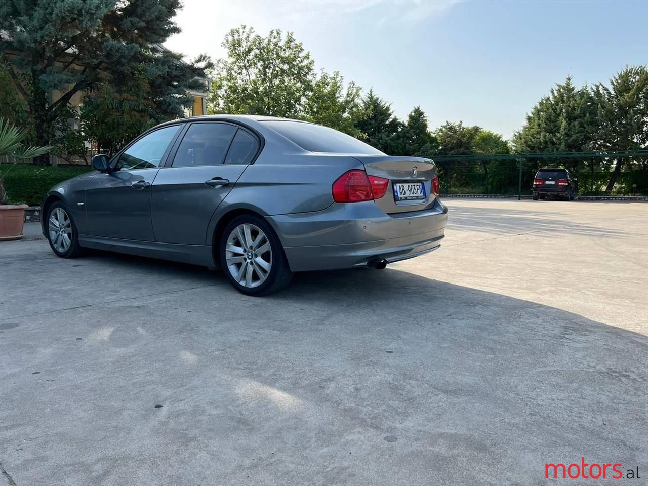 2010' BMW 318 photo #6