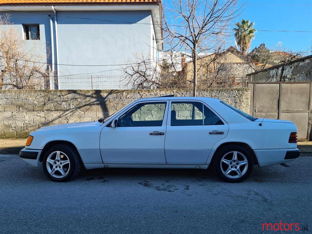 1990' Mercedes-Benz E 200 photo #1