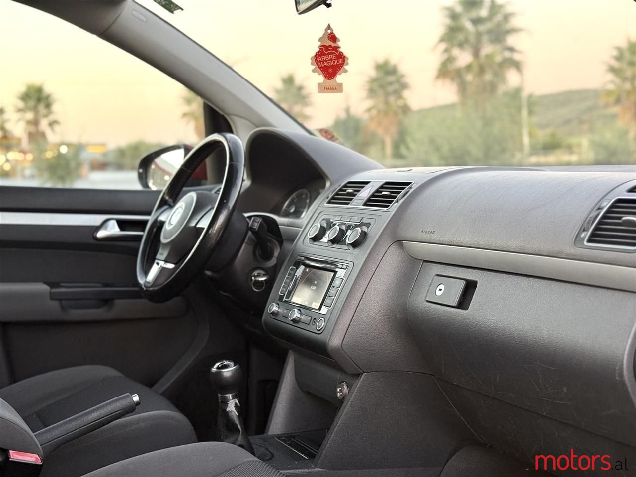 2012' Volkswagen Touran photo #5