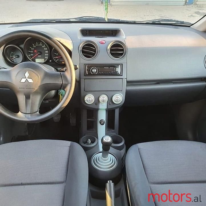 2005' Mitsubishi Colt photo #5