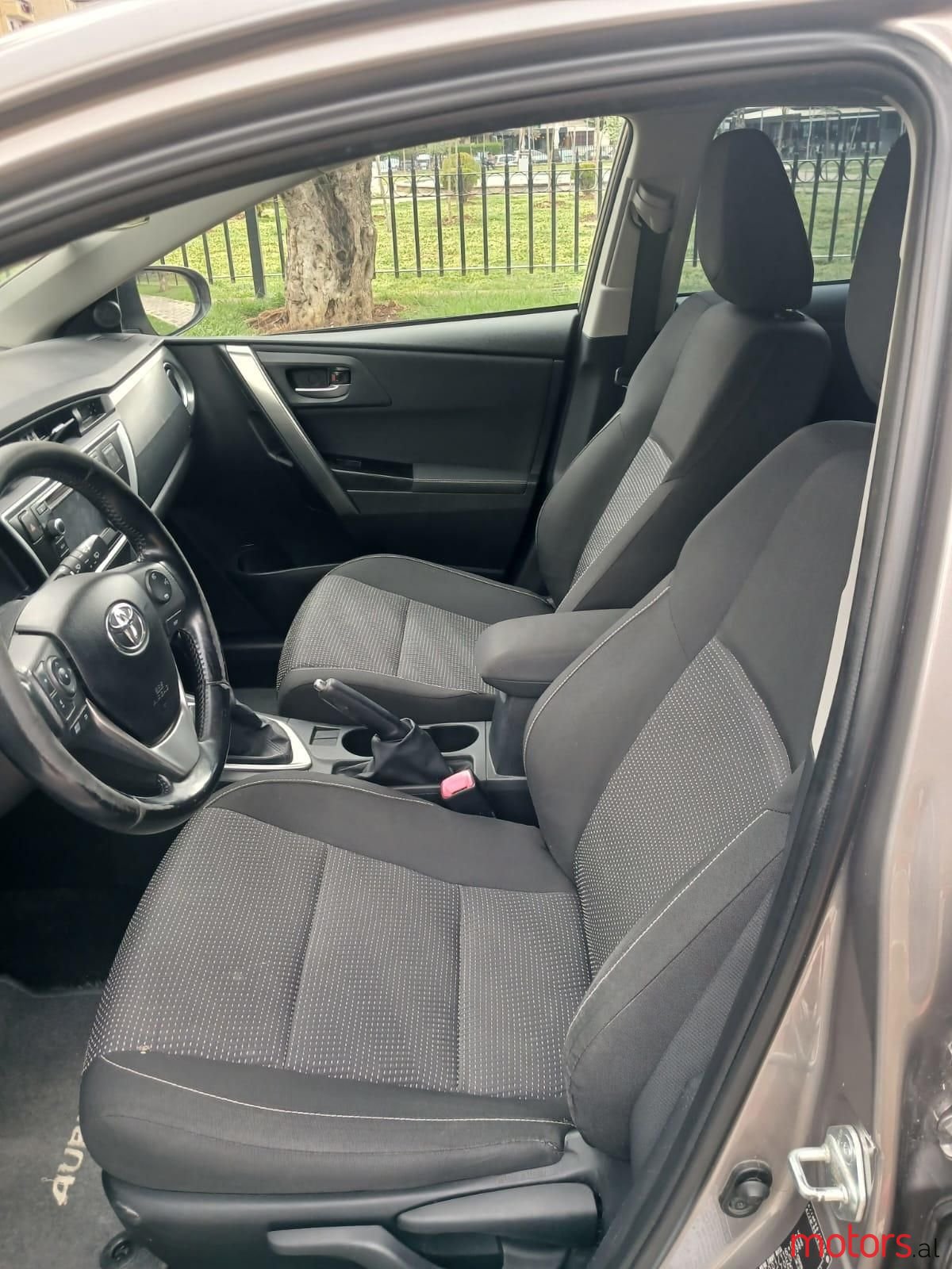 2013' Toyota Auris photo #5