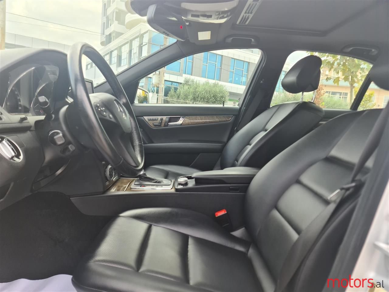 2011' Mercedes-Benz C 300 photo #3