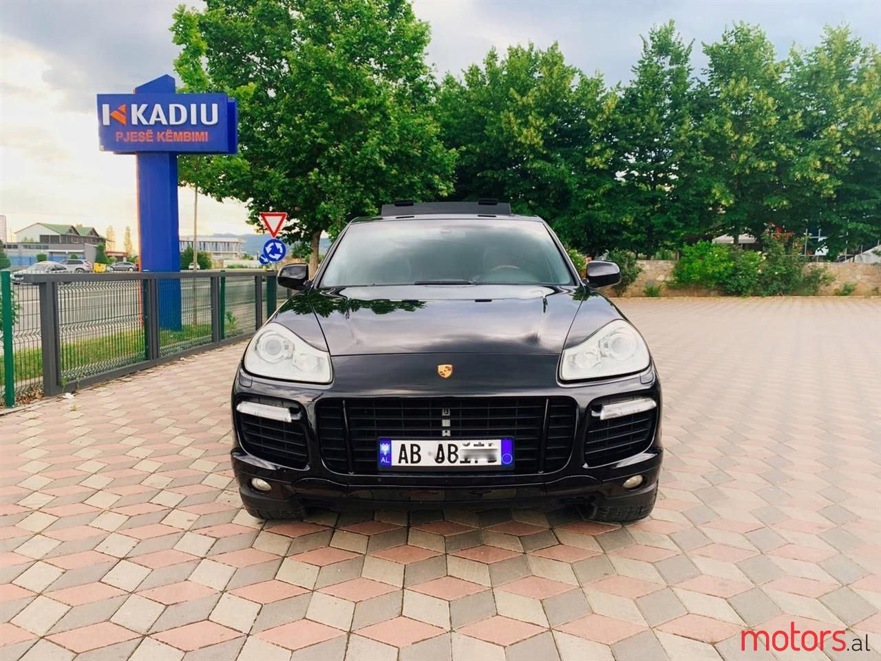 2009' Porsche Cayenne photo #2