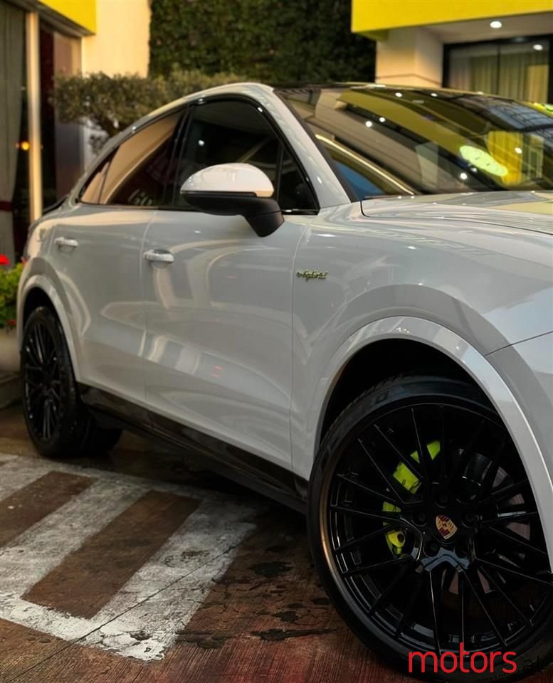 2021' Porsche Cayenne photo #3