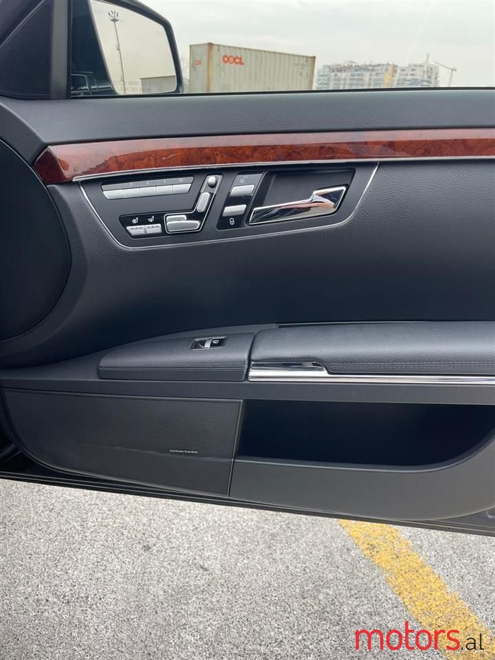 2011' Mercedes-Benz S 550 photo #2