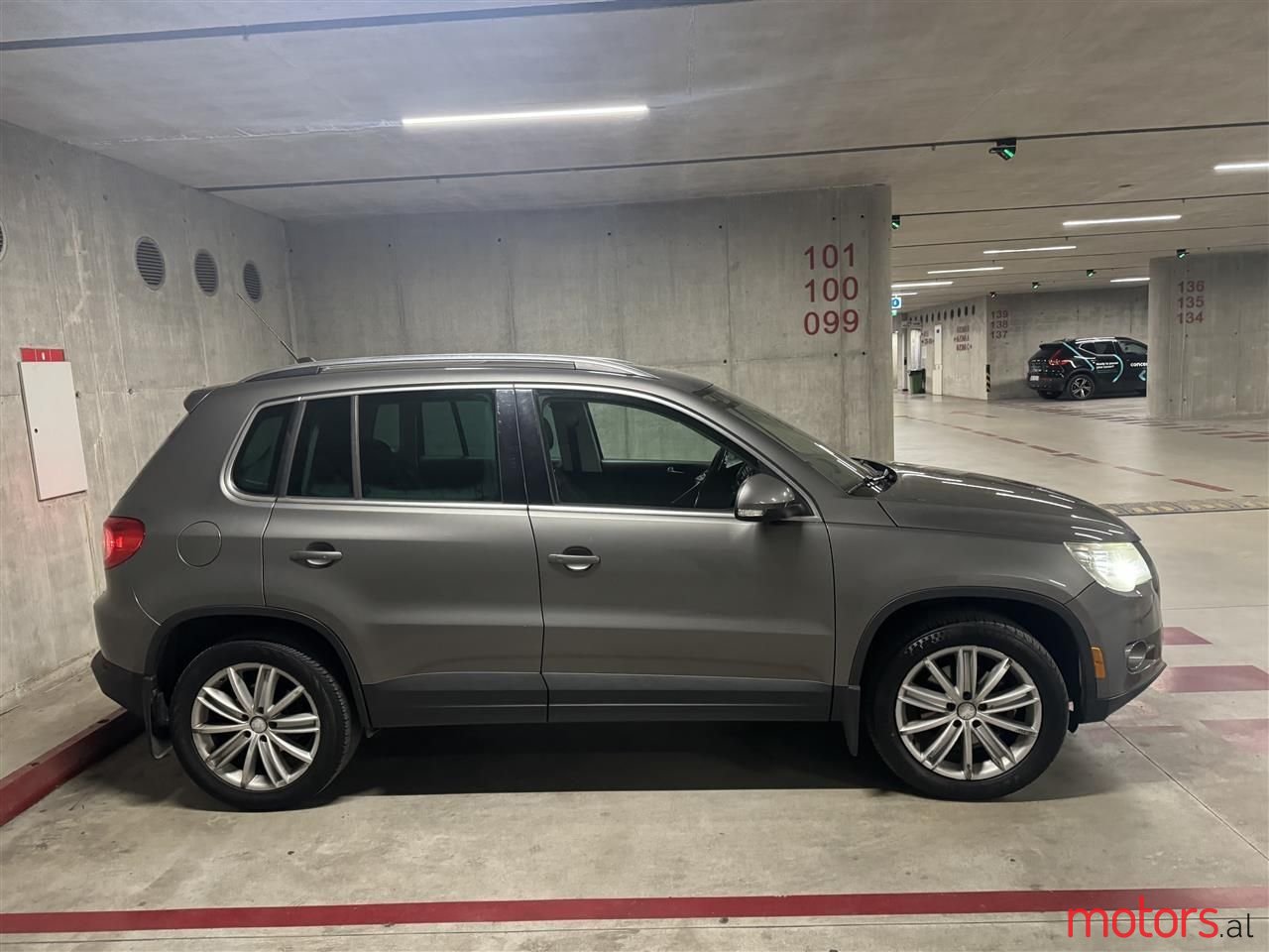 2011' Volkswagen Tiguan photo #2