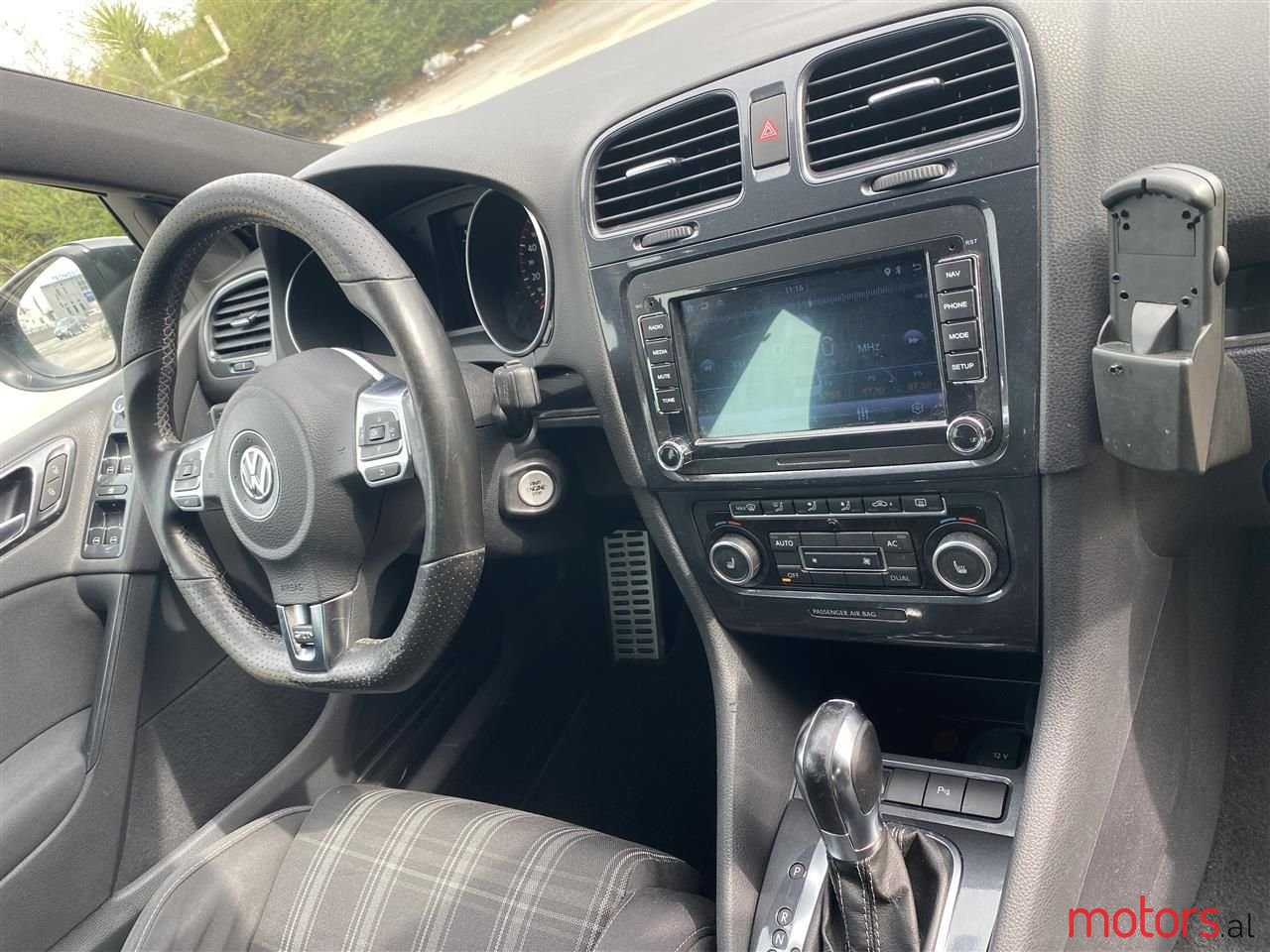 2011' Volkswagen Golf photo #5