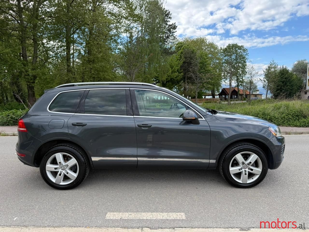 2013' Volkswagen Touareg photo #2