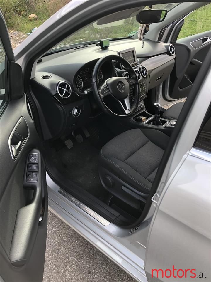 2013' Mercedes-Benz B 180 photo #2